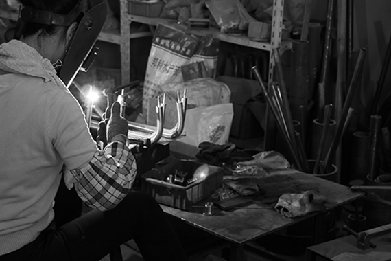 市場(chǎng)上作坊形式的加工車間，生產(chǎn)環(huán)境差，設(shè)備落后， 生產(chǎn)的產(chǎn)品質(zhì)量差，精度差